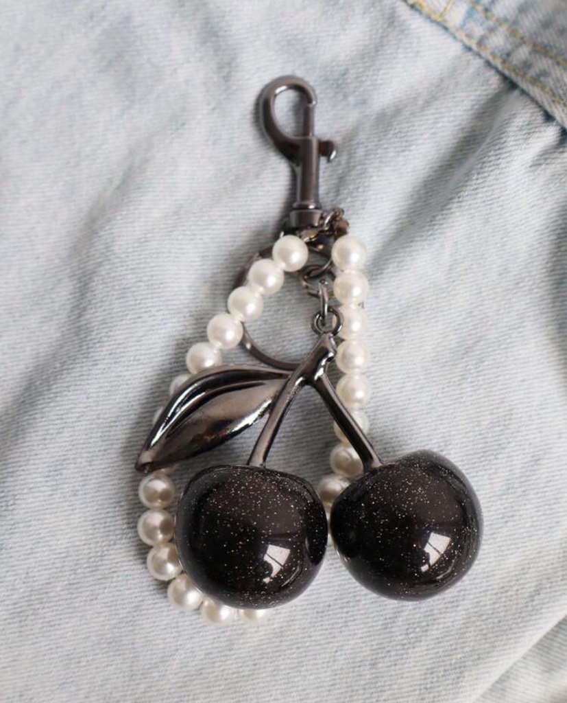 Llaveros de cerezas negras con plateado y con perlas 